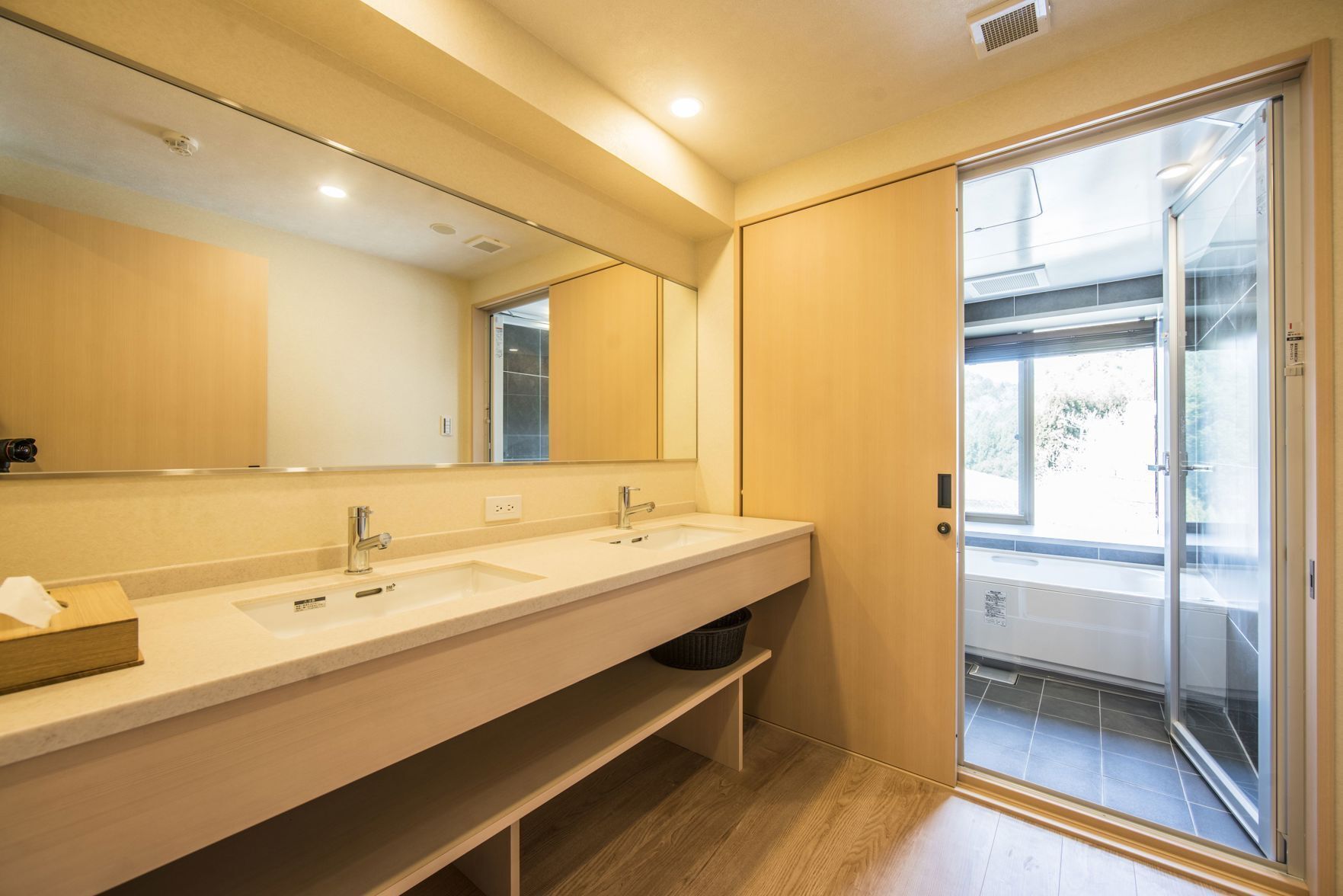 Baño | Tina con regadera, amenidades de baño gratuitas, secadora de cabello 