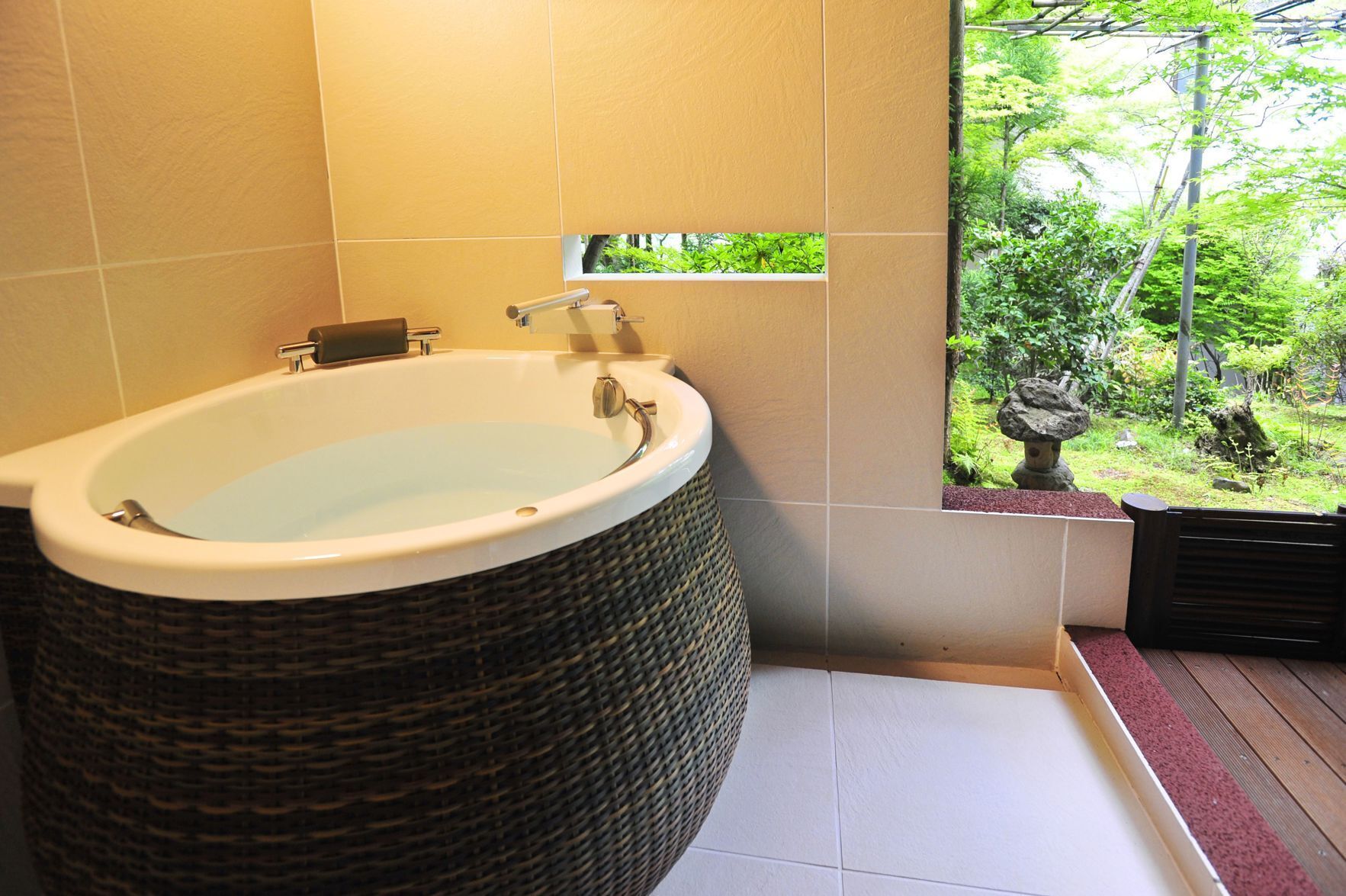 Baño | Tina con regadera, amenidades de baño gratuitas, secadora de cabello 