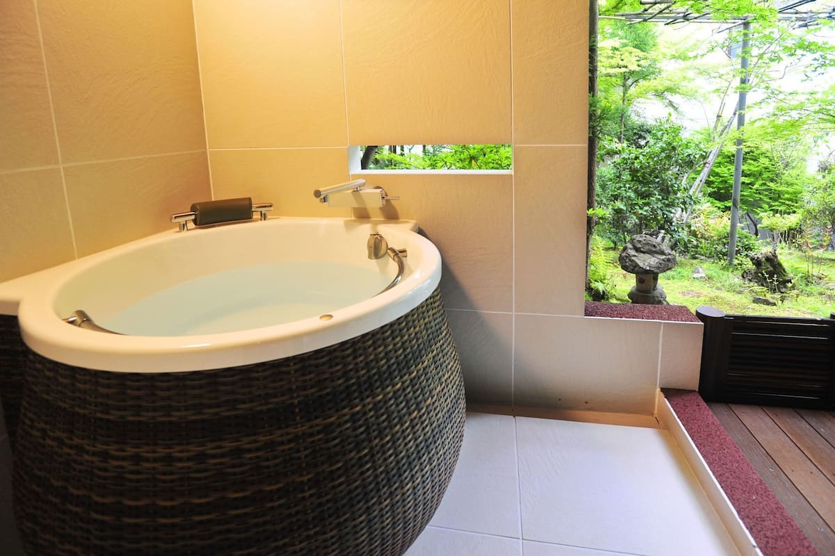 Baño | Tina con regadera, amenidades de baño gratuitas, secadora de cabello