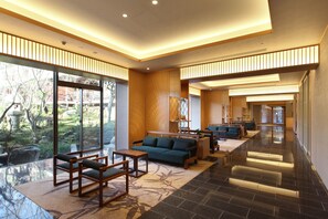 Lobby sitting area - Ryokan Nenrinbo (Kyoto)