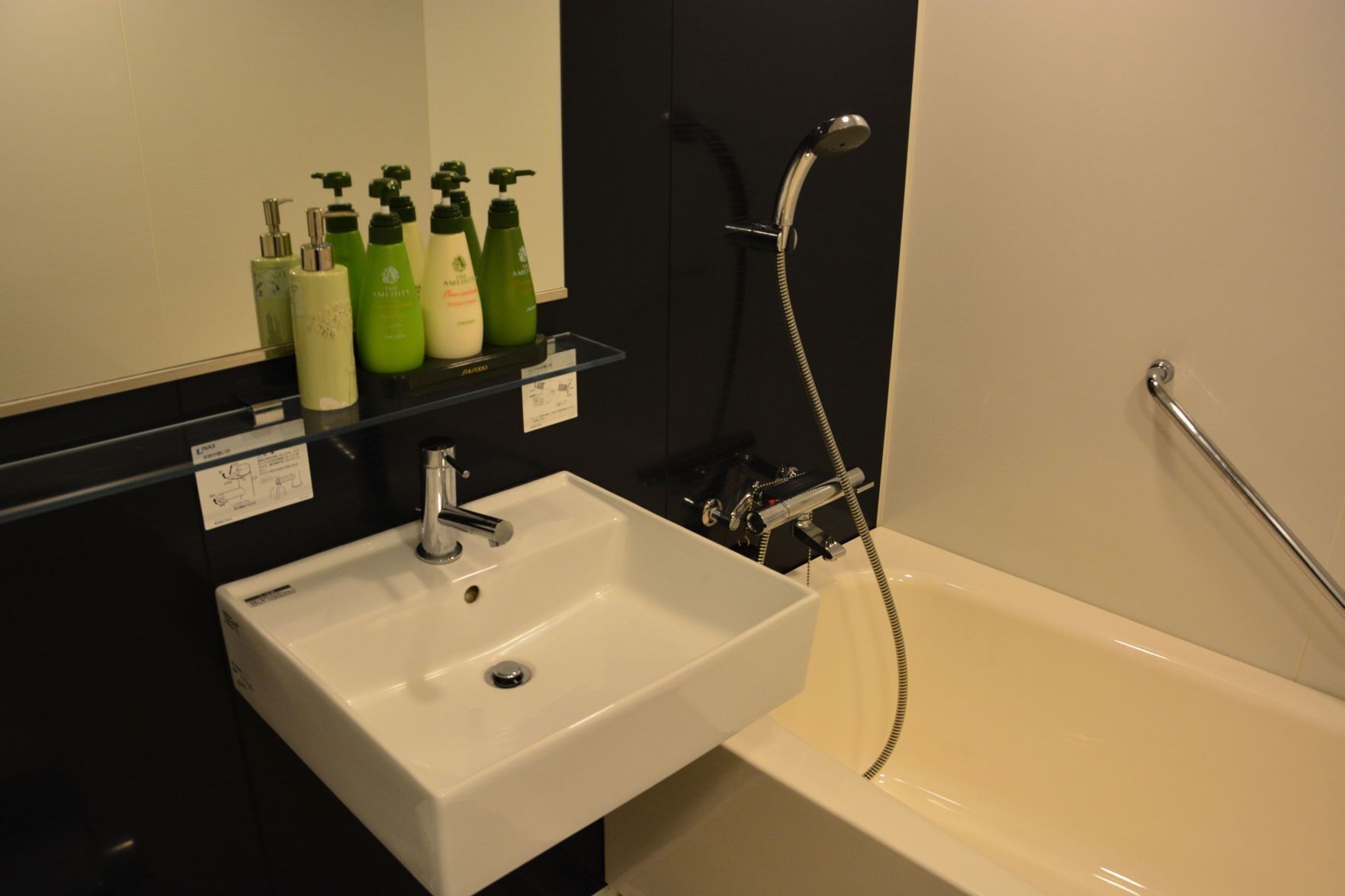 Baño | Tina con regadera, amenidades de baño gratuitas, secadora de cabello 