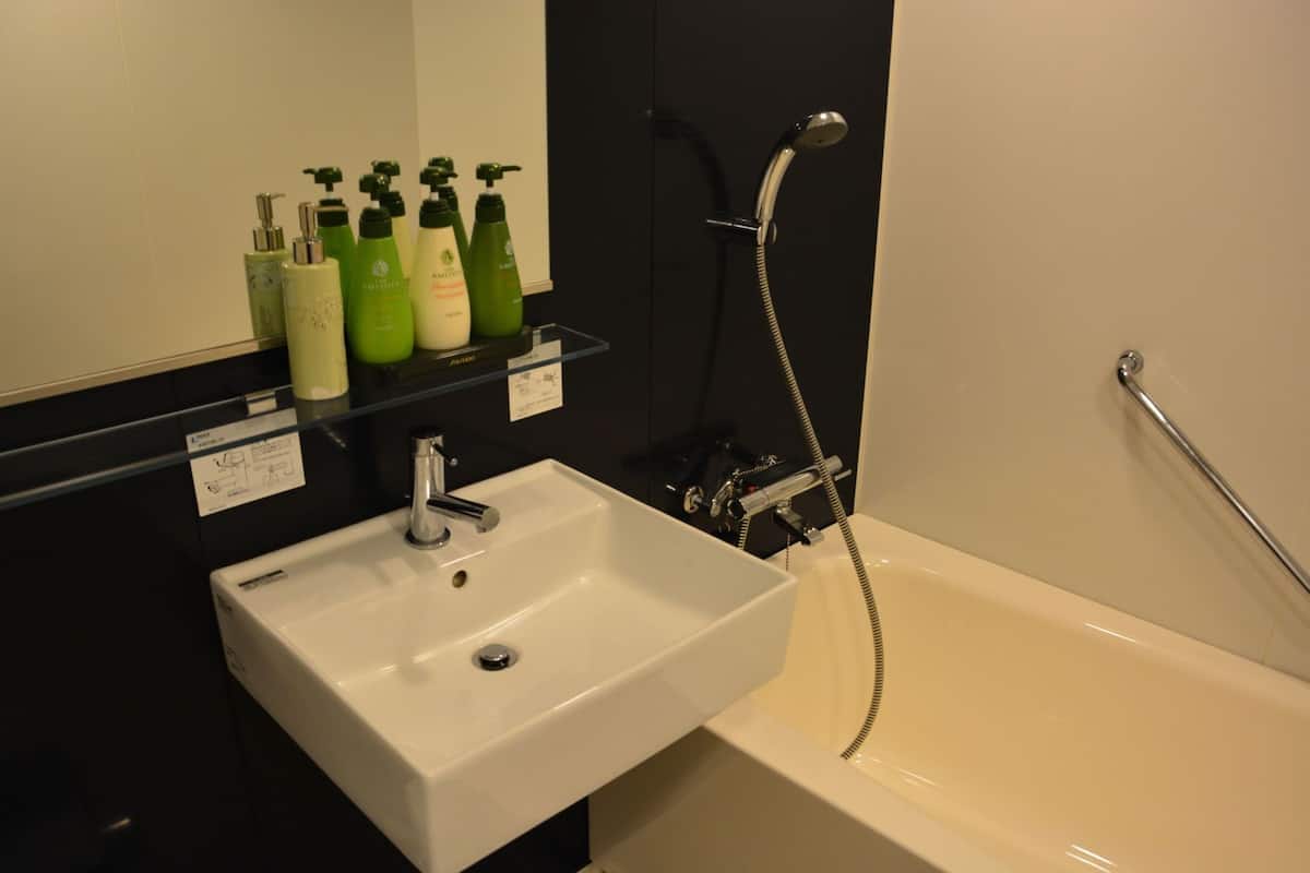 Baño | Tina con regadera, amenidades de baño gratuitas, secadora de cabello