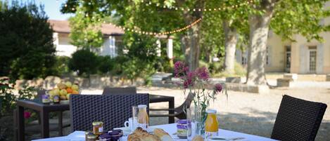 Tägliches kontinentales Frühstück (10 EUR pro Person)