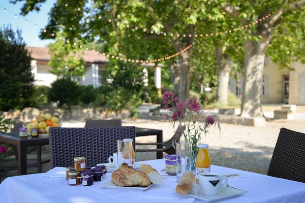 Sarapan ala kontinental setiap hari (EUR 10 per orang)