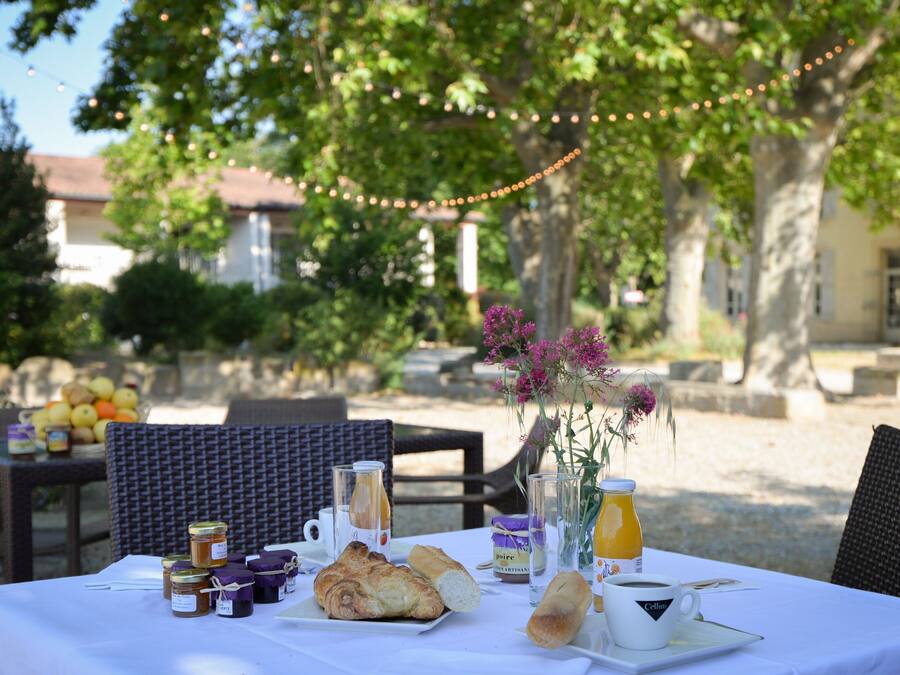 Daily continental breakfast (EUR 10 per person)