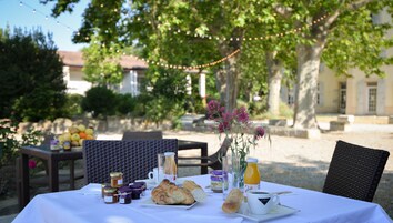 Desayuno continental diario (EUR 10 por persona)