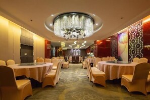 Déjeuner, dîner et souper servis sur place