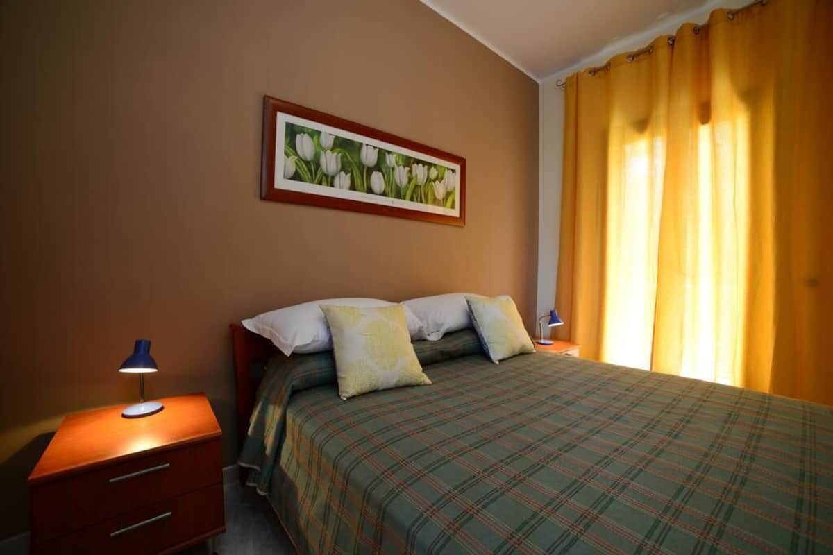 1 chambre, coffres-forts dans les chambres, fer et planche à repasser
