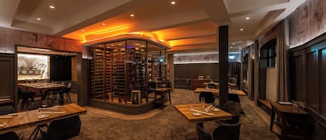 2 restaurants, lunch, dinner served; international cuisine