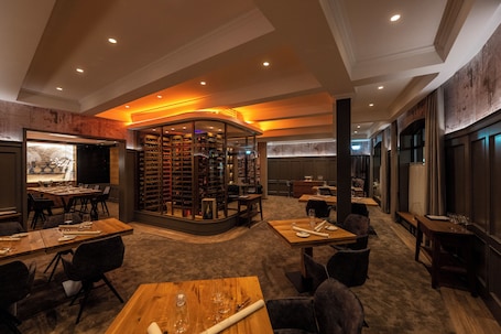 2 restaurantes; se sirve almuerzo y cena; cocina internacional
