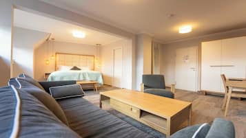 Junior Double Room | Desk, WiFi (free), bed sheets