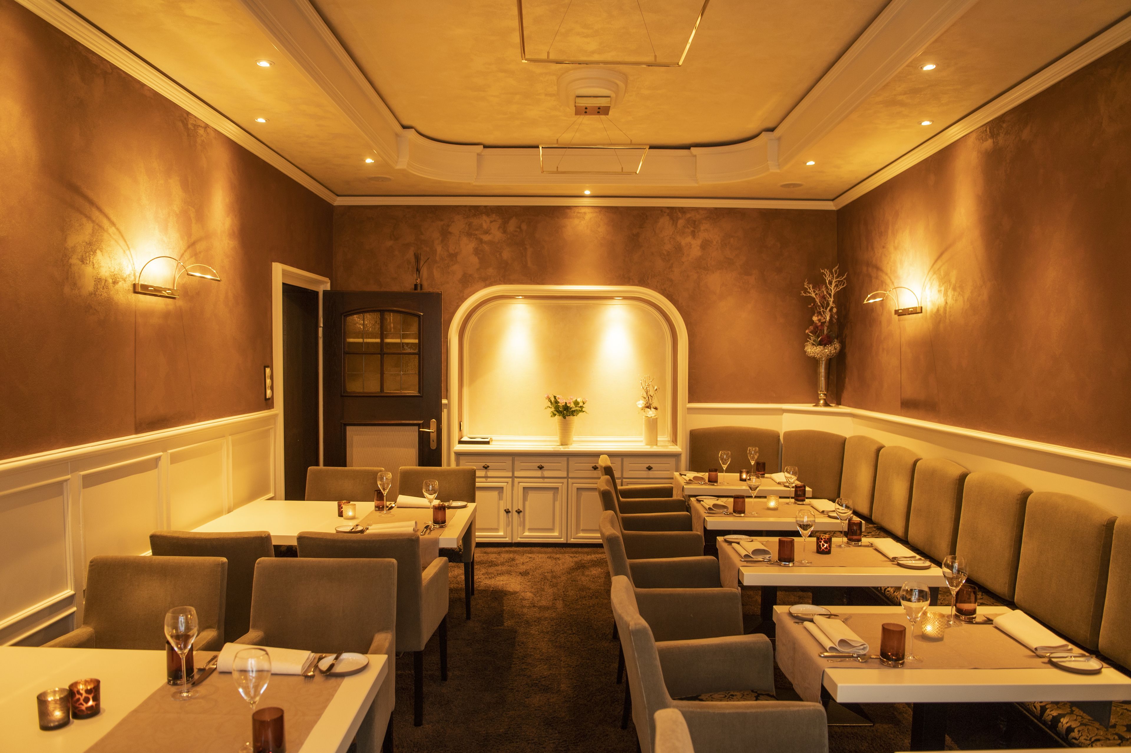 2 restaurants, lunch, dinner served; international cuisine