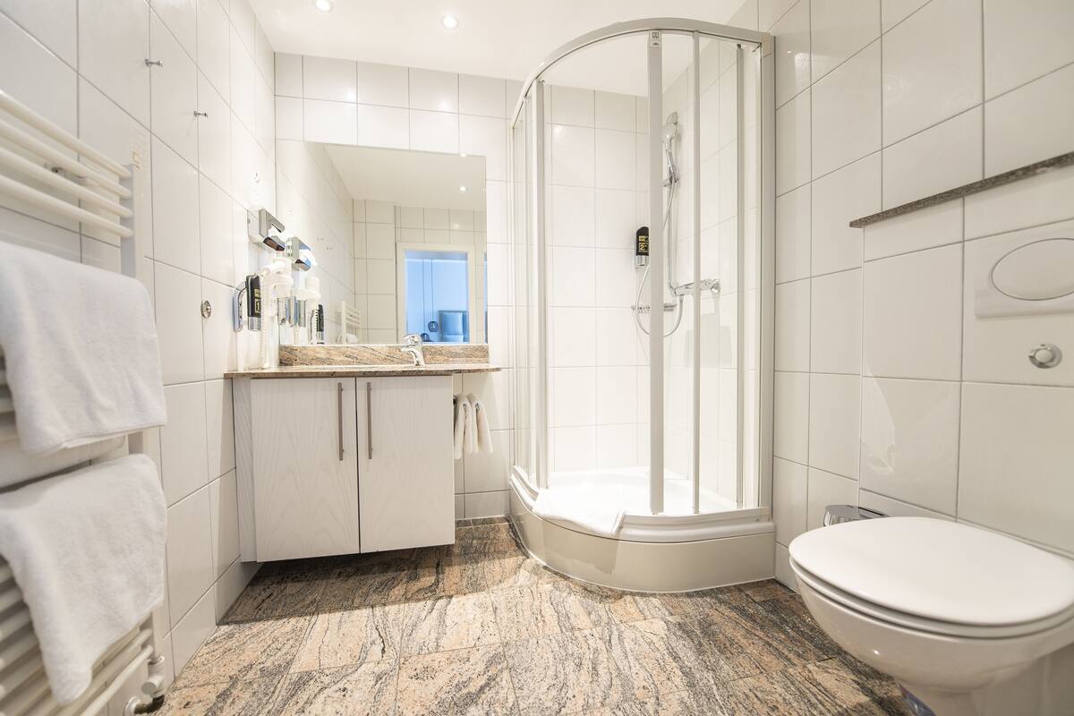 standard triple room | bathroom | separate bathtub and shower, free toiletries, hair dryer, towels