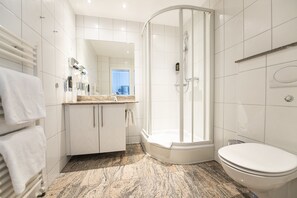 Habitación triple estándar | Baño | Bañera y ducha independientes y artículos de higiene personal gratuitos