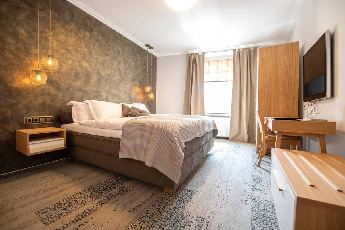 desk, free wifi, bed sheets