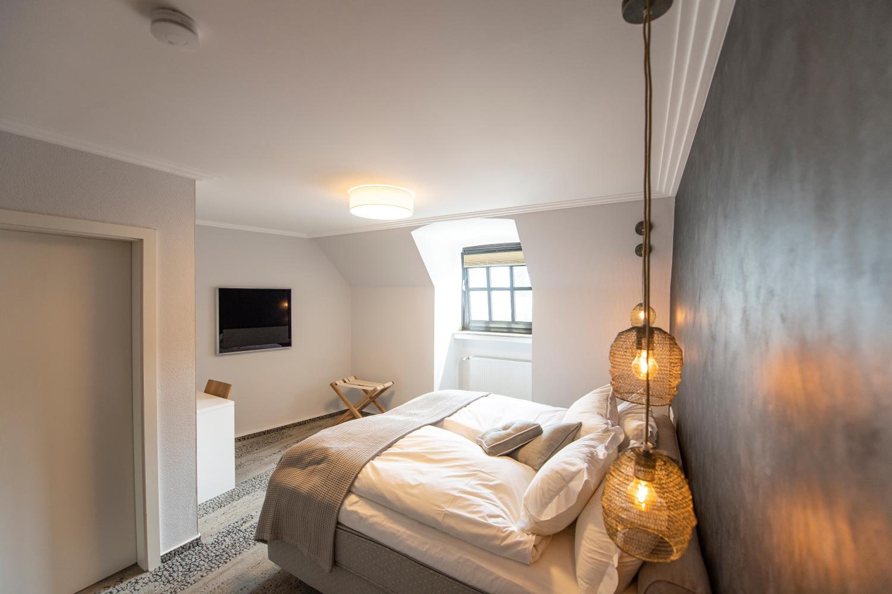 desk, free wifi, bed sheets