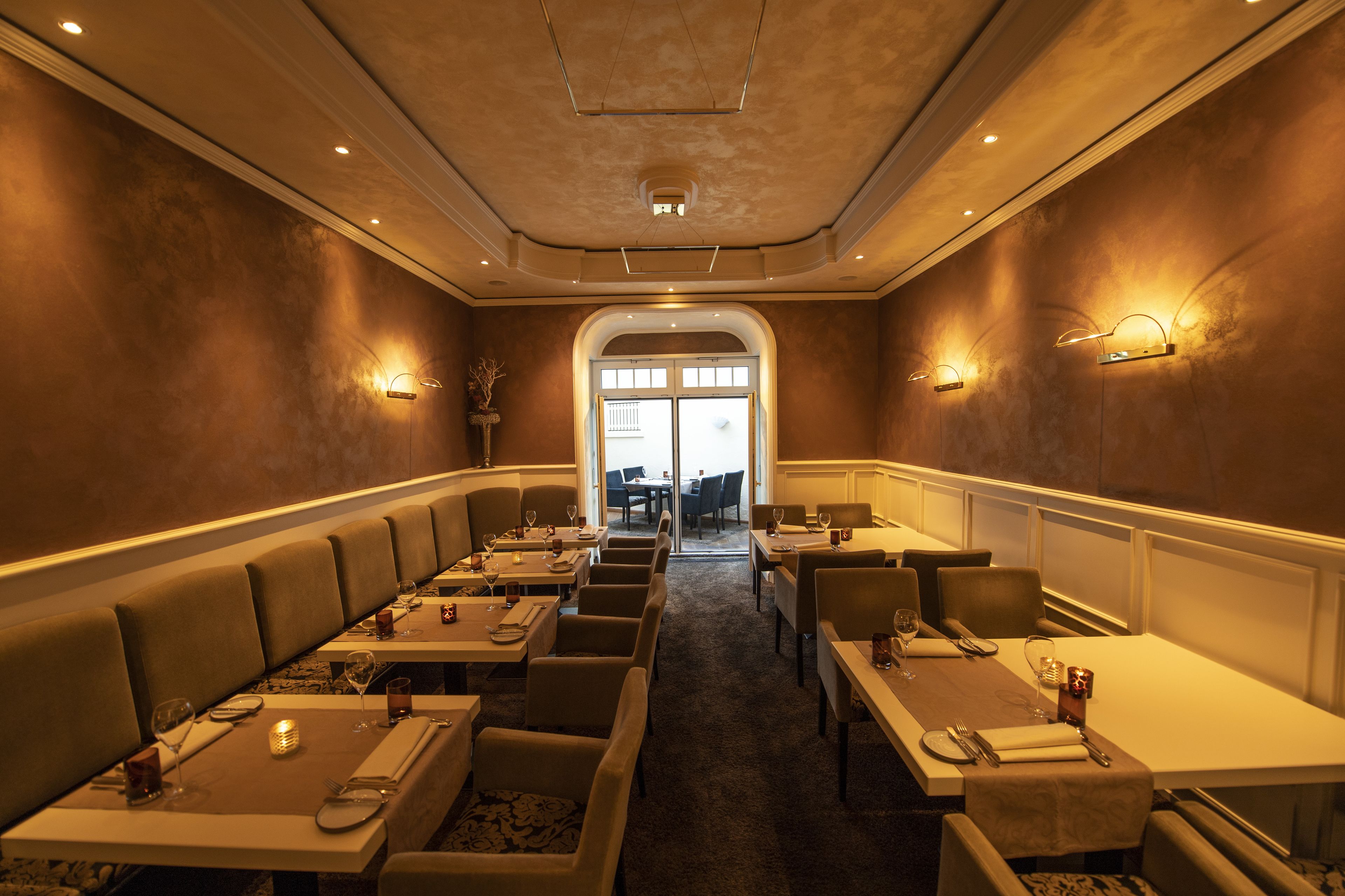 2 restaurants, lunch, dinner served; international cuisine