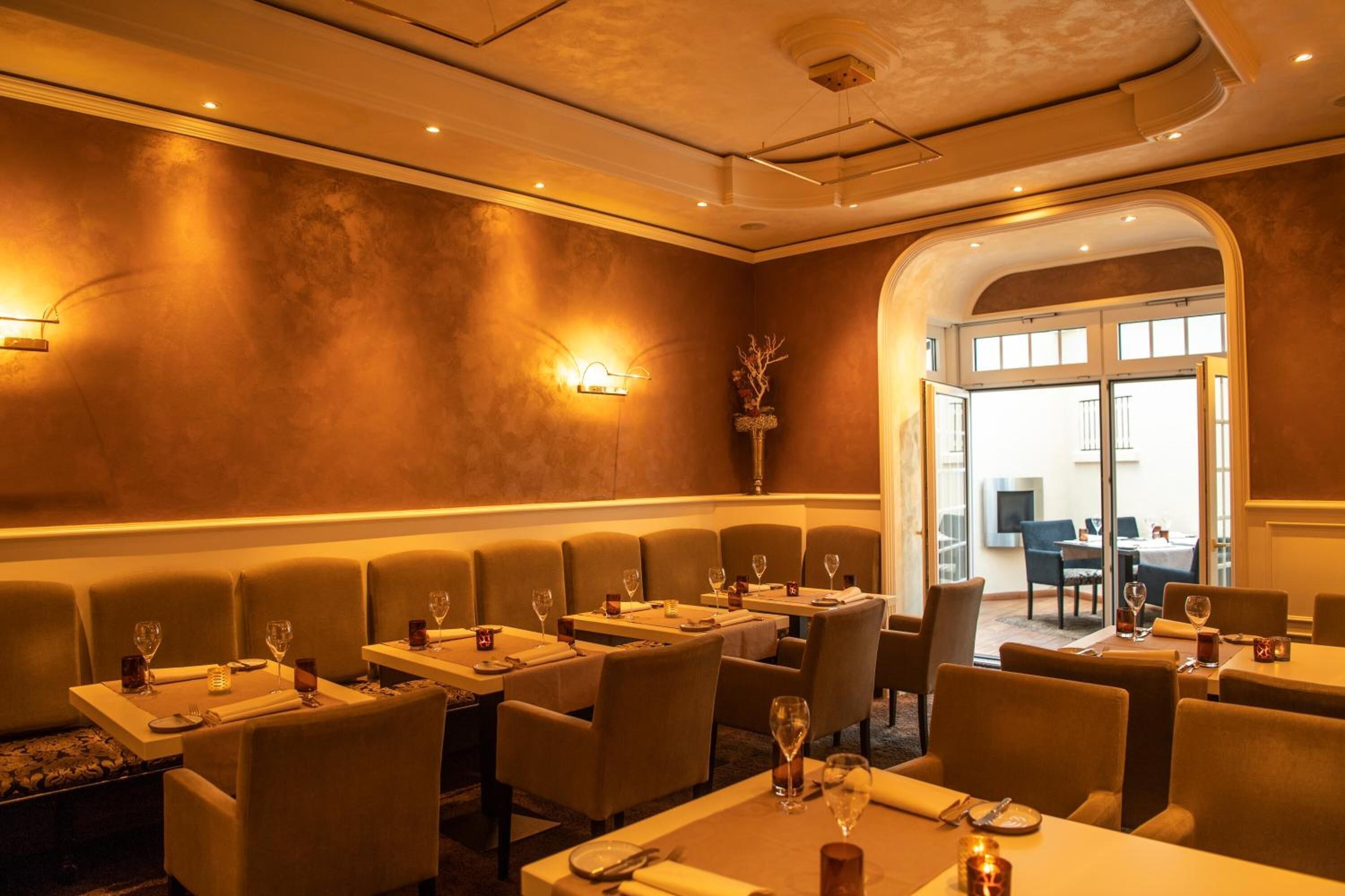 2 restaurants, lunch, dinner served; international cuisine