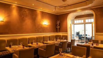 2 Restaurants; Mittagessen und Abendessen werden serviert