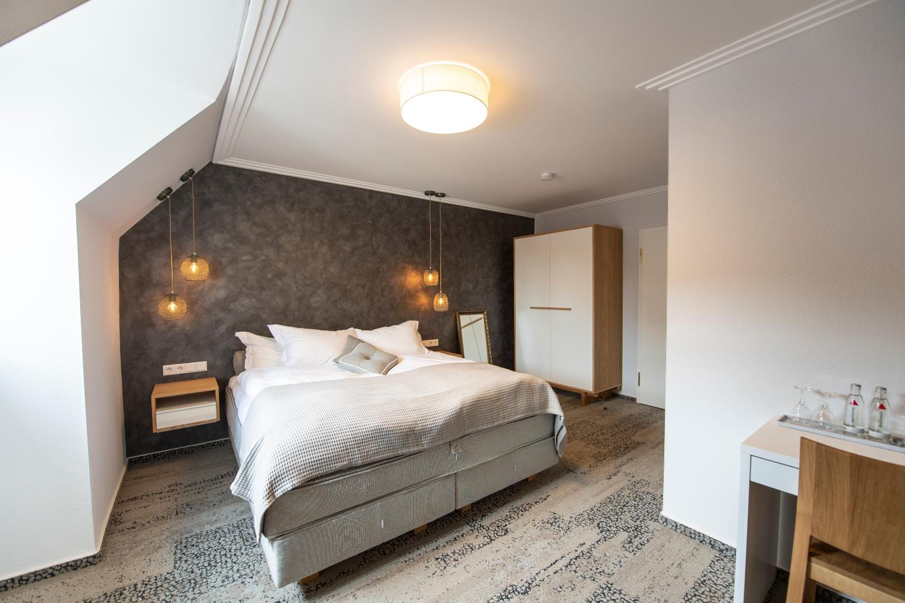 desk, free wifi, bed sheets