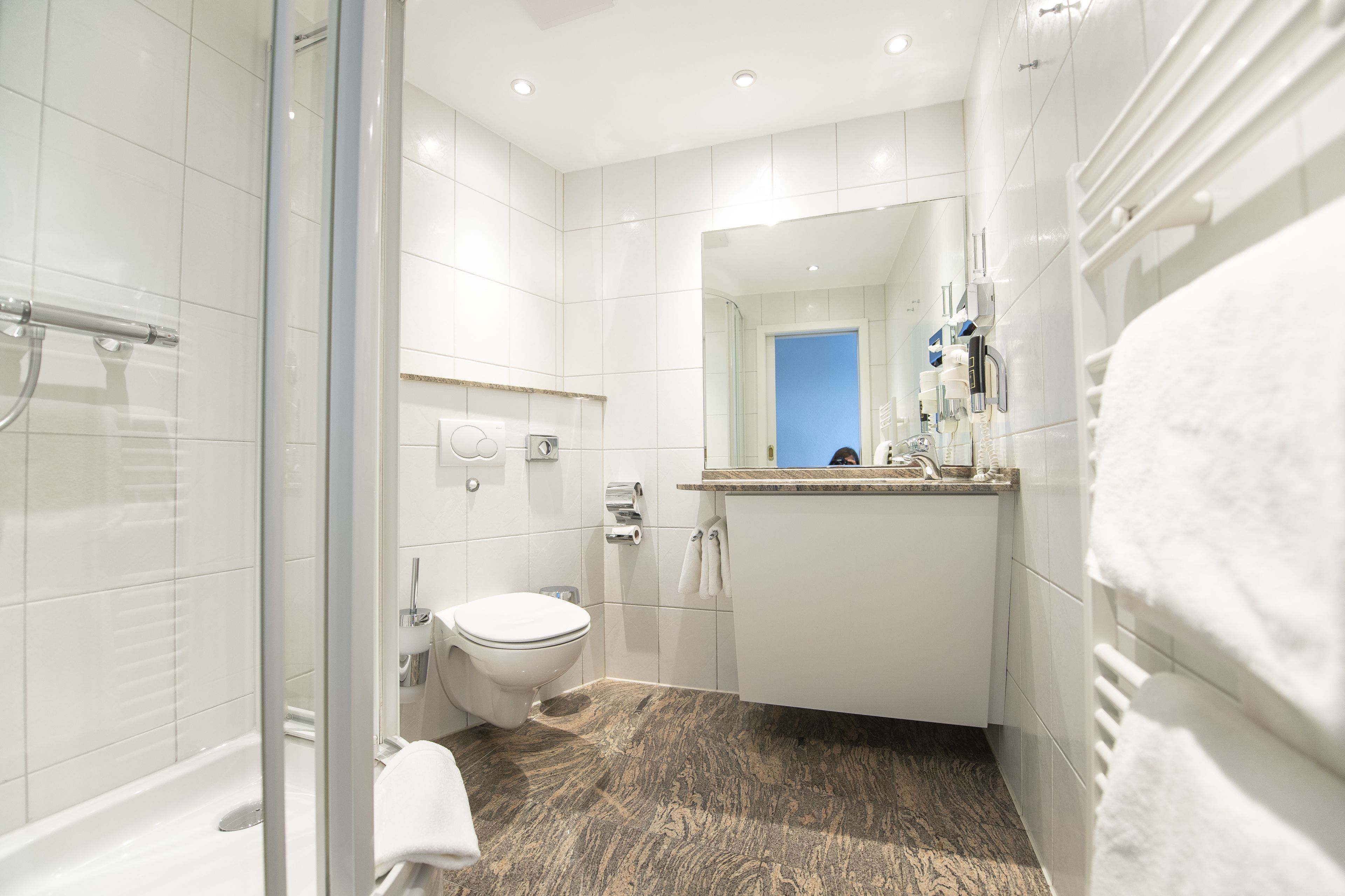 standard double room | bathroom | separate bathtub and shower, free toiletries, hair dryer, towels