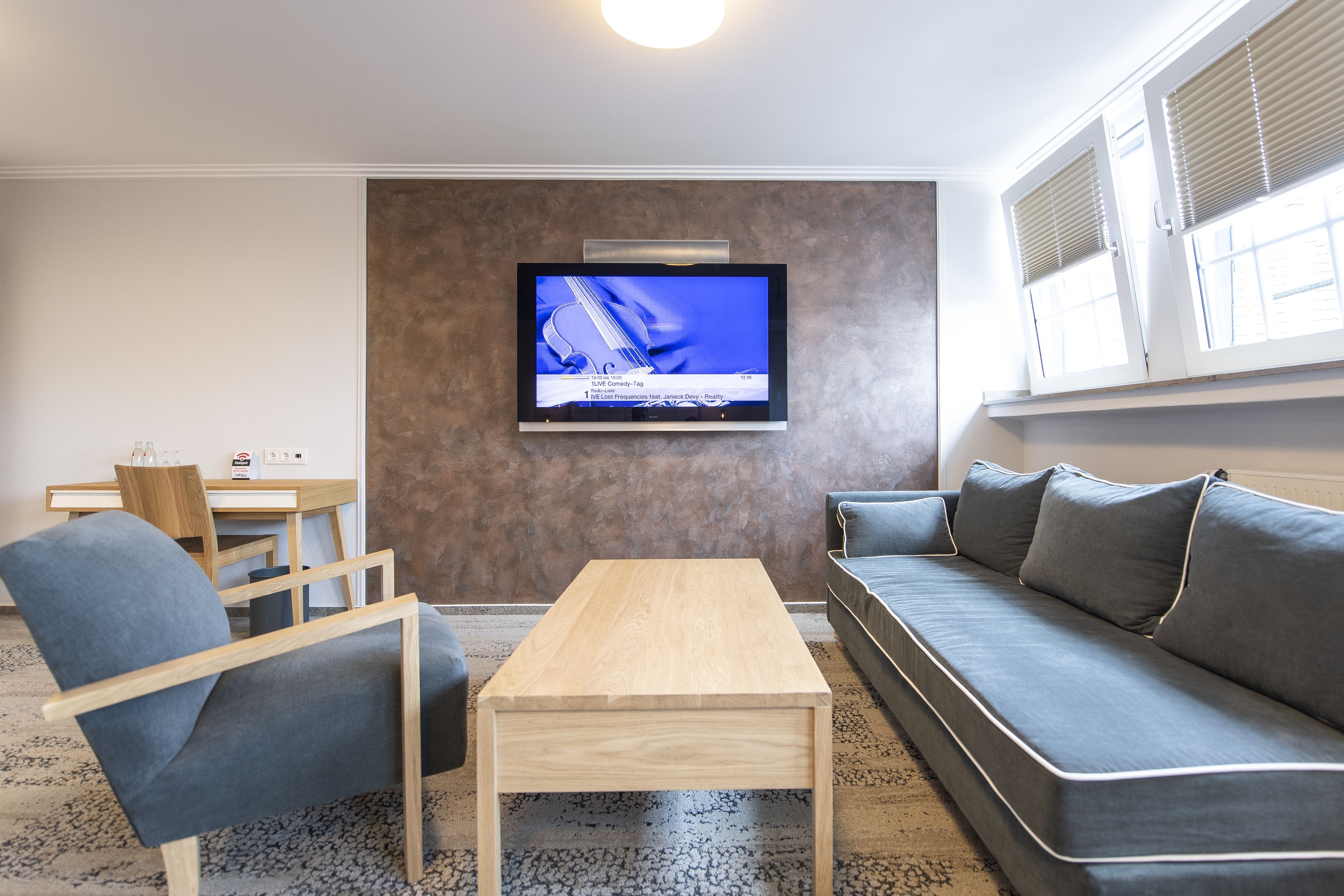 desk, free wifi, bed sheets