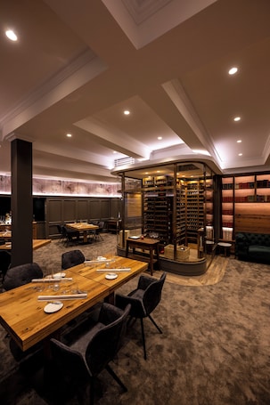 2 restaurants, lunch, dinner served; international cuisine