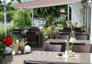 Déjeuner et dîner servis sur place, vue sur la plage