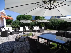 供應午餐、晚餐；地區菜；海灘景