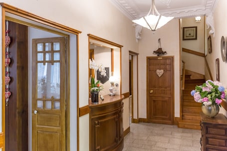 Interior entrance. Le Lion d'Or