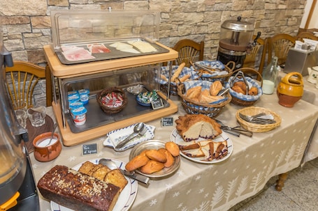 Daily buffet breakfast for a fee. Le Lion d'Or
