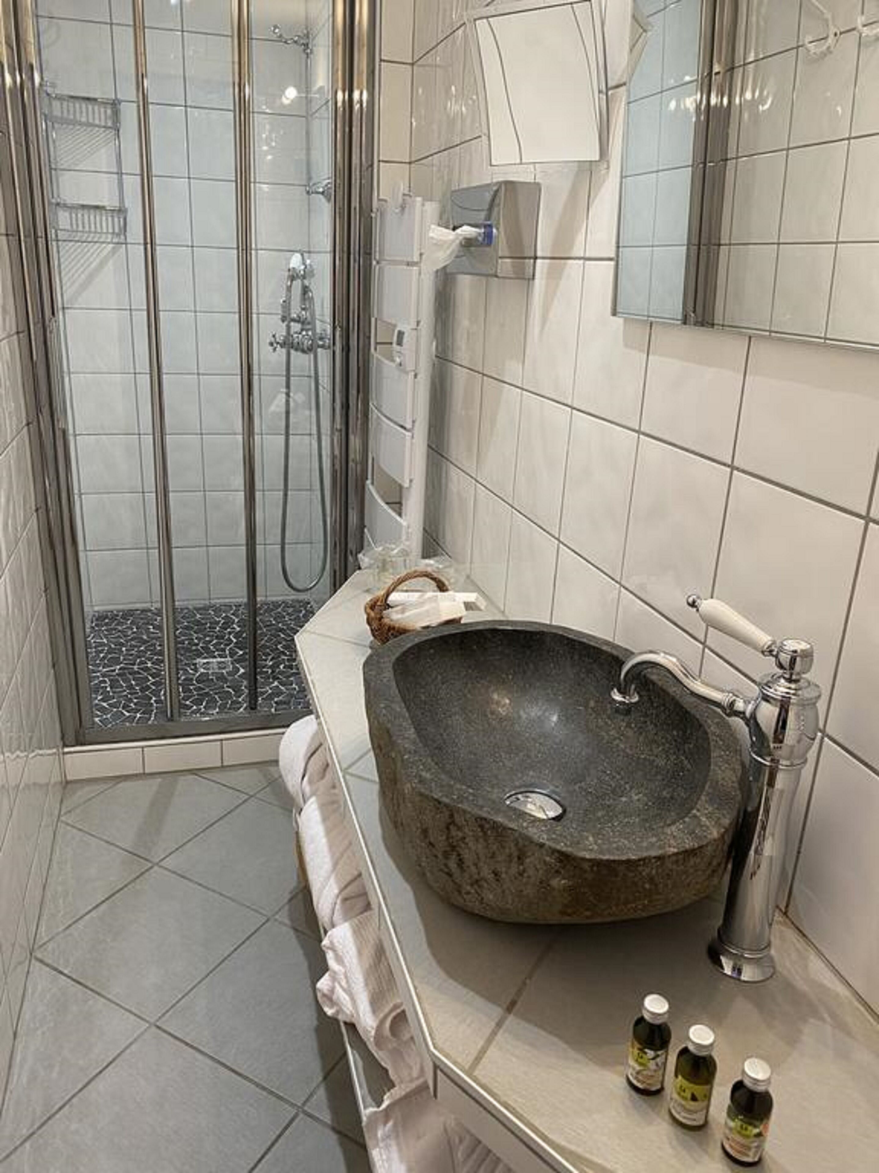 comfort room, 1 queen bed | bathroom | free toiletries, hair dryer, bathrobes, towels