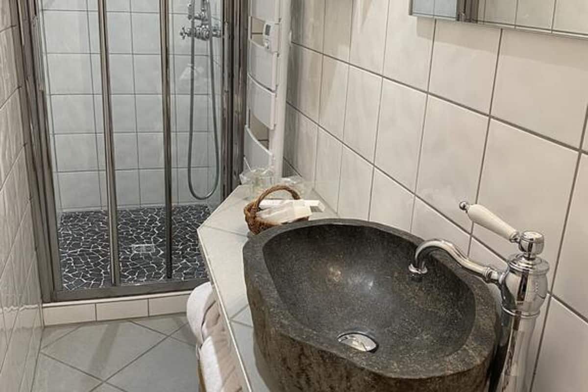 comfort room, 1 queen bed | bathroom | free toiletries, hair dryer, bathrobes, towels