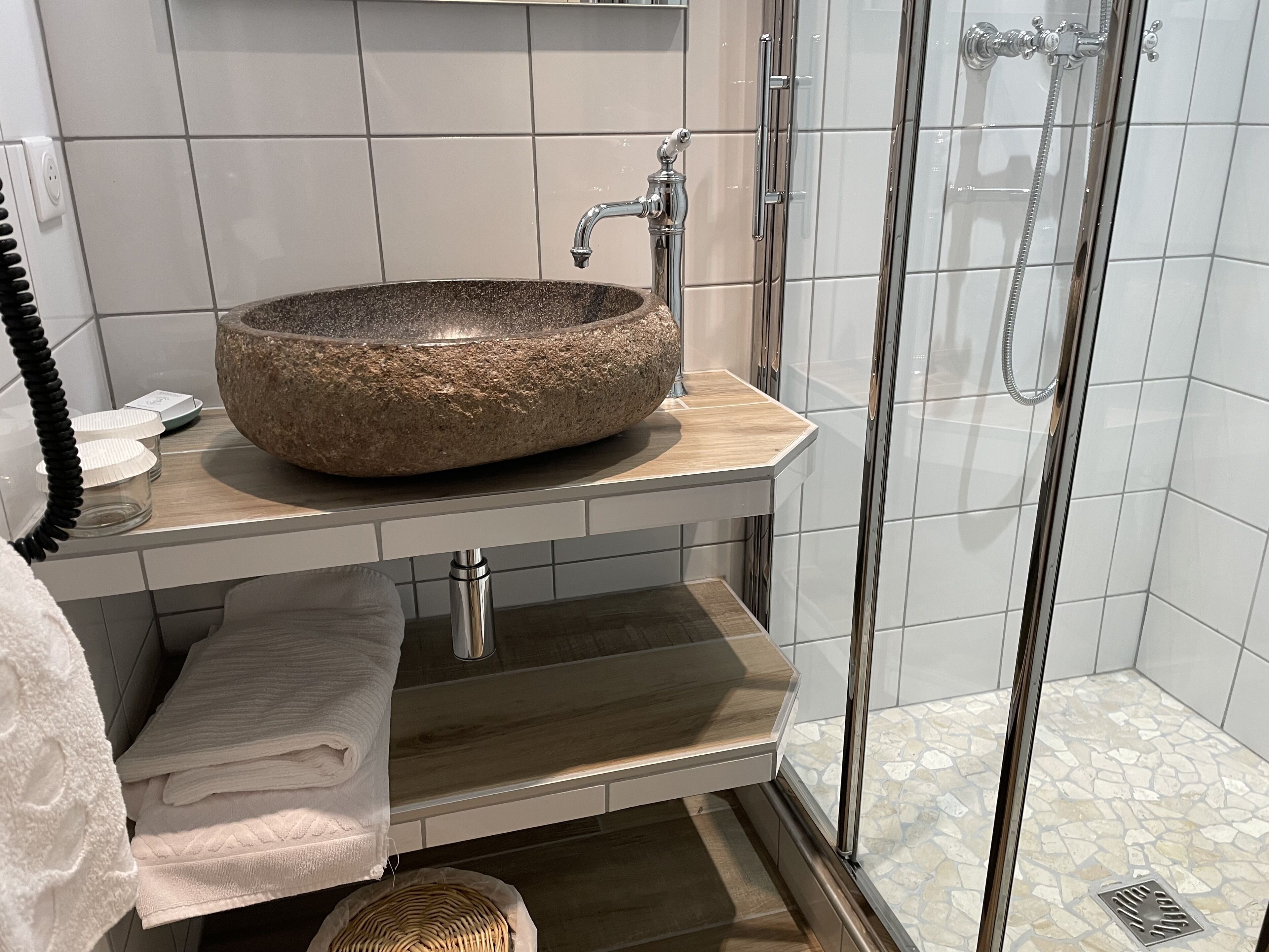 standard double room (shower) | bathroom | free toiletries, hair dryer, bathrobes, towels