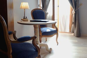 Prestige Double Room | Premium bedding, in-room safe, individually decorated - Le Lion d'Or (Cauterets)