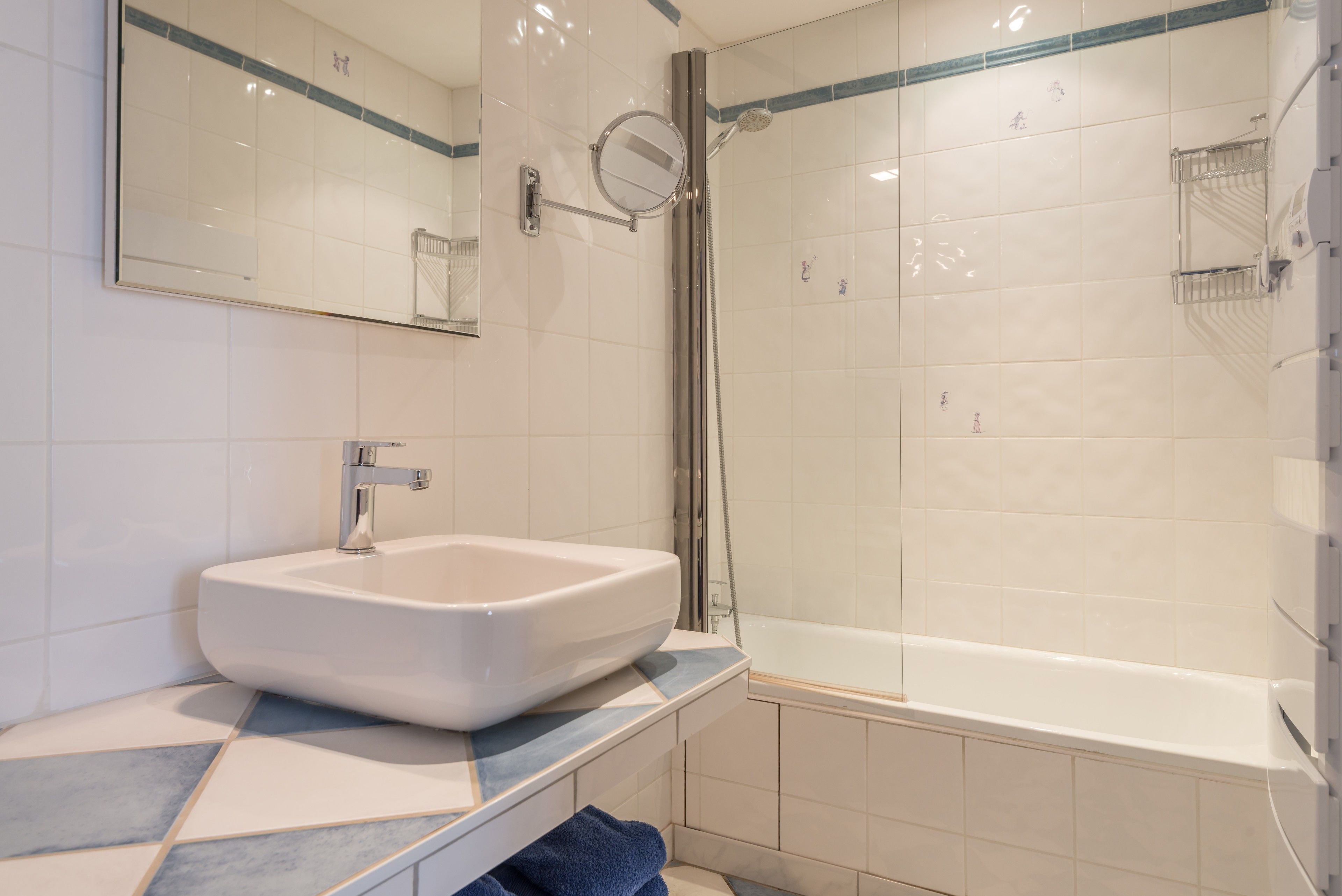 superior room, bathtub | bathroom | free toiletries, hair dryer, bathrobes, towels