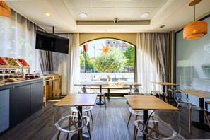 Se ofrece un desayuno bufé (11.50 EUR por persona)