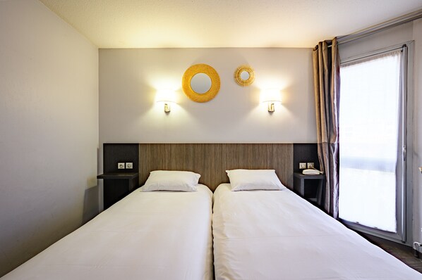 Quarto duplo standard | Roupas de cama premium, escrivaninha, quartos à prova de som
