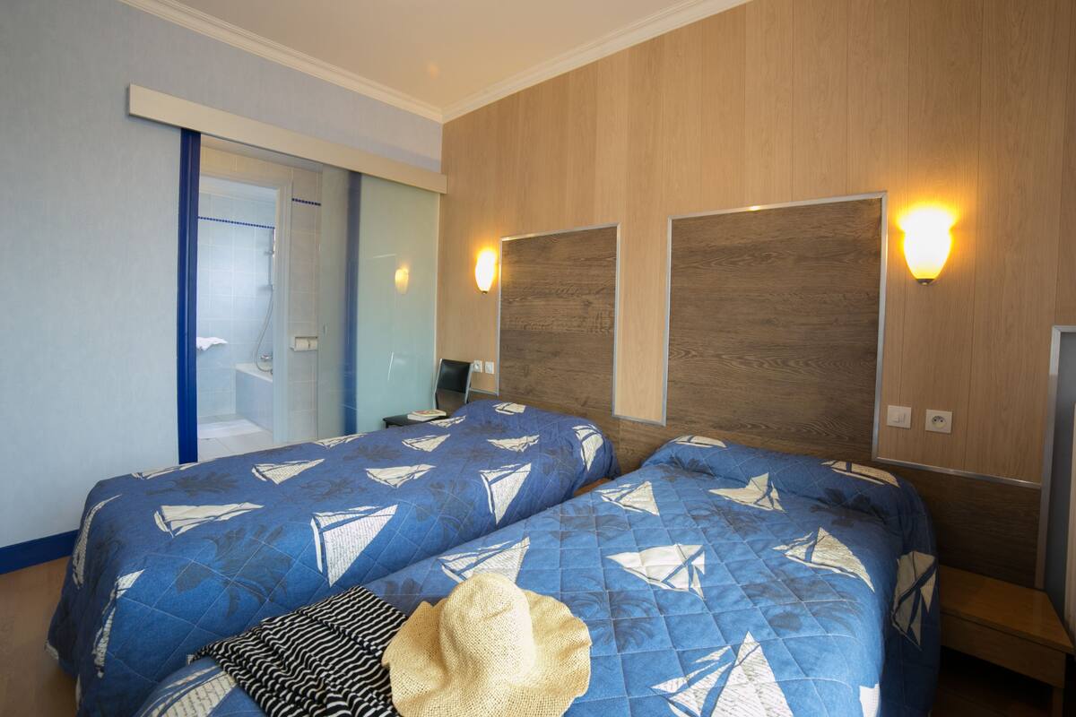 Habitación estándar con 2 camas individuales, 2 camas individuales | Wifi gratis y acceso para silla de ruedas