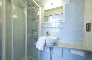 Toallas, jabón, shampoo, papel de baño