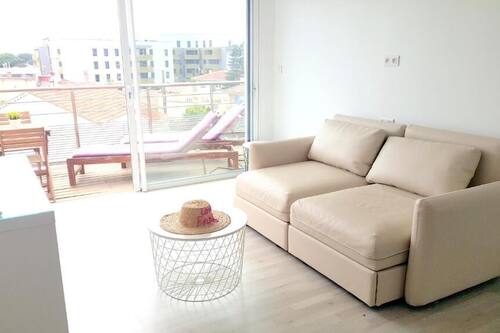 Suite with private hot tub | Living area | 40-inch flat-screen TV with digital channels, TV
