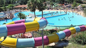 A water park with multiple pools and a large water slide. - Hôtel Sable et Soleil (Fréjus)
