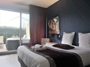 أغطية فراش متميزة وميني بار ومكتب وتجهيزات عازلة للصوت