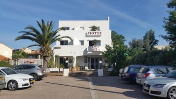 A hotel with a sign reading "HOTEL" and "SABLE ET SOLEIL".