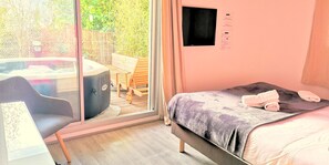Habitación doble, terraza | Ropa de cama de alta calidad, minibar, escritorio