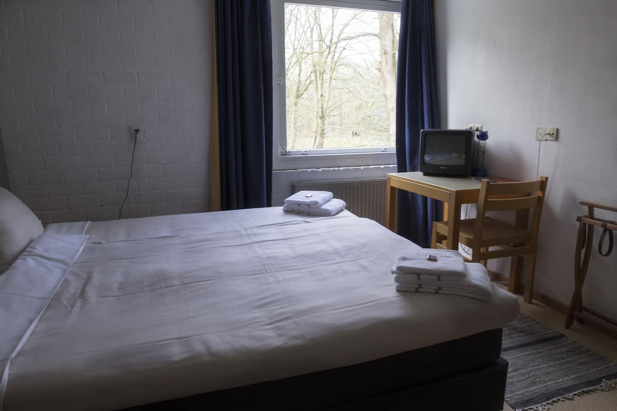 Habitación básica doble | Ropa de cama de alta calidad, escritorio, wifi gratis y ropa de cama