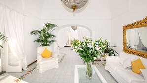 ألحفة محشوة بالريش وميني بار وخزنة داخل الغرفة ومكتب