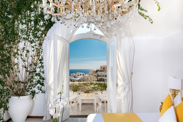 Cubrecamas, minibar, caja de seguridad en la habitación y escritorio