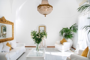 Suite, 1 kingsize bed, terras, uitzicht op zee | Donsdekens, een minibar, een kluis op de kamer, een bureau