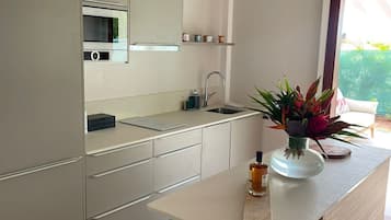 Kühlschrank, Geschirrspüler, Espressomaschine, Hochstuhl